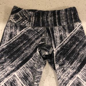 Lulu Lemon Size 4 patterned leggings